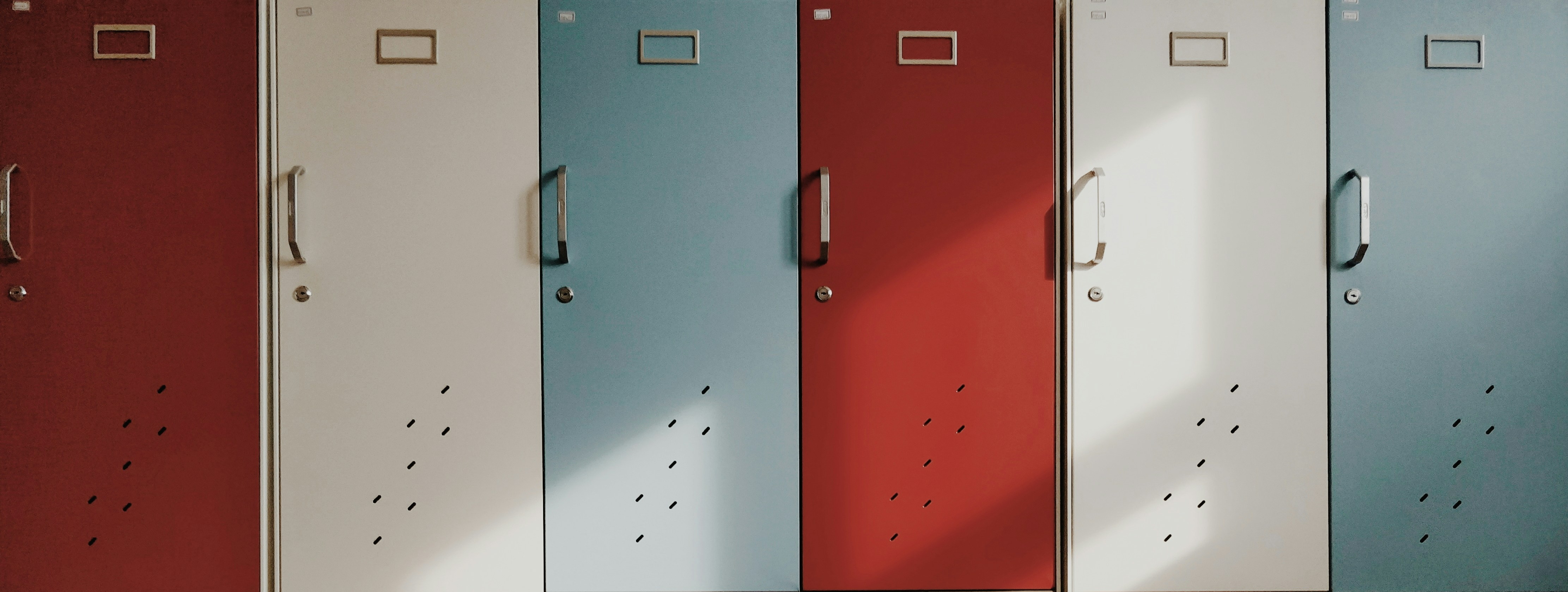 https://unsplash.com/photos/assorted-color-lockers-VLaKsTkmVhk